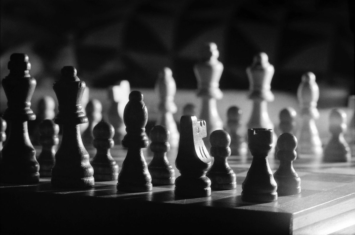 GrainyBlur's tweet photo. Zenit EM, Pentax Takumar 135mmf3.5, macro extension tubes and Kentmere 400. Developed in hc110b for 6 min
#zenitEM #chess #kentmere400 @ILFORDPhoto #believeinfilm #35mm https://t.co/cZYv2L6ZSe