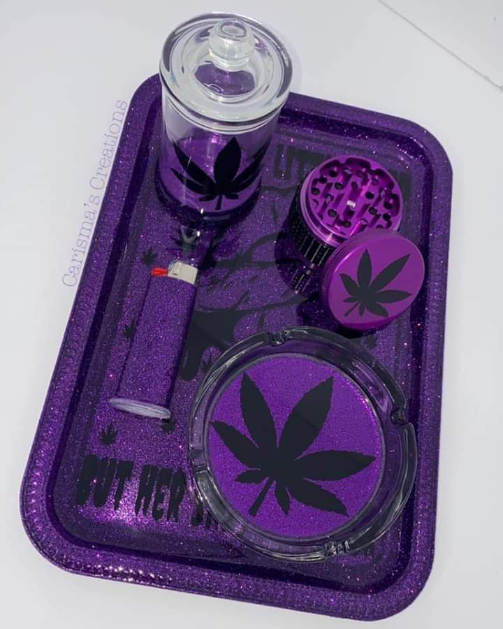 Mahstevann's tweet photo. Nao fumo maconha,mas aceitaria um kit desse kkkkkkkkkkk 💜🍁 https://t.co/asYCRCvj5M