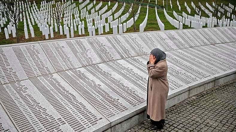 İstediğiniz kadar dağlara haç dikin. Gökyüzüne her baktığınızda hilâli göreceksiniz.
Aliya İzzetbegoviç
#SrebrenicaGenocide
#Srebrenitsa