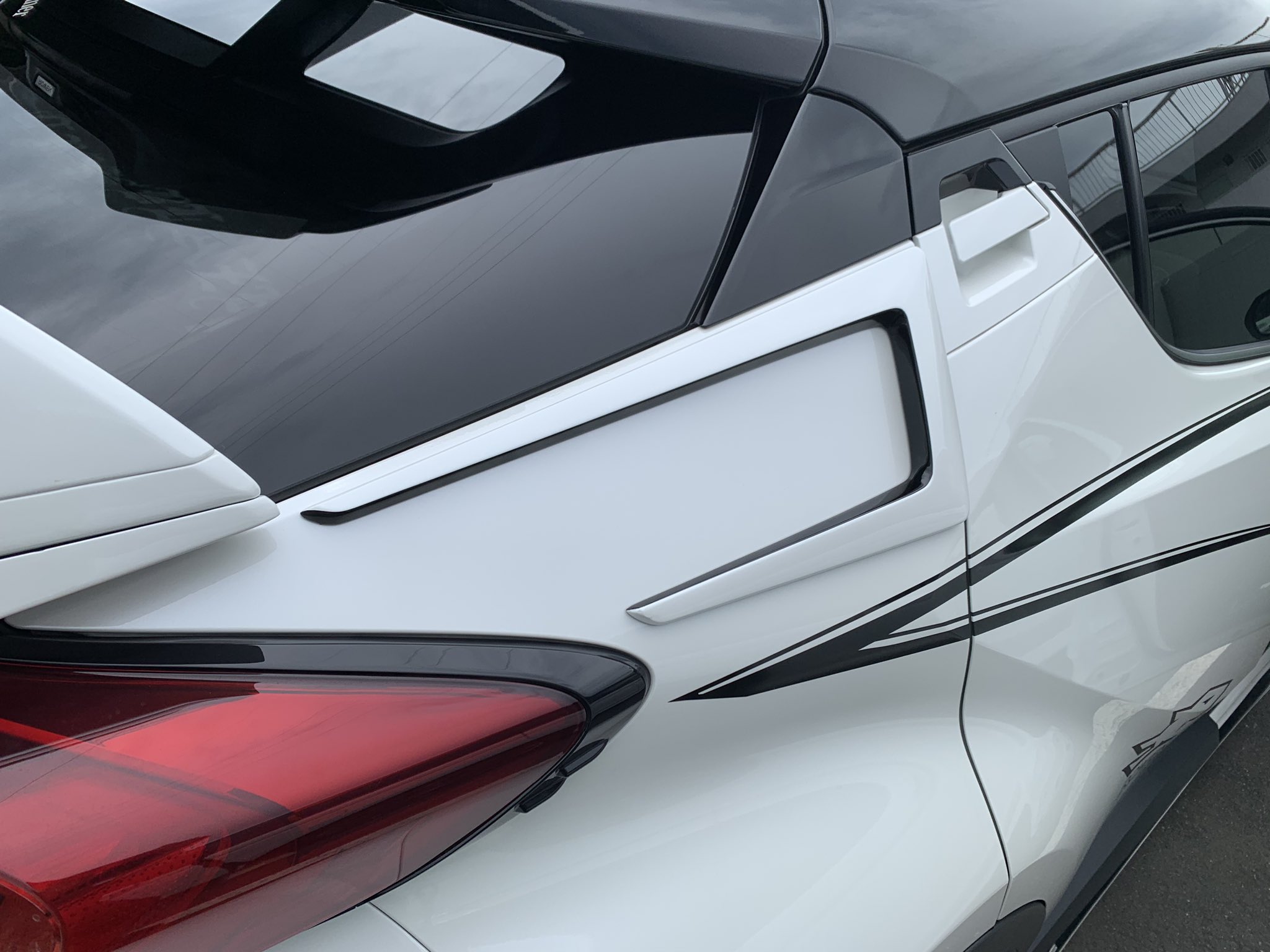 椎名たぁくん Rowen C Hr 昨日はc Hr新作 クォーターパネルとリアウイング取り付けにrowen さんに遊びに行きました 高橋部長と昼飯食って新店舗の豊田店にも遊びに行きました Rowen Chr リアウイング クォーターパネル T Co G9fw1e2fvw