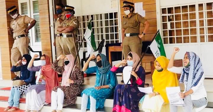 AshikhaKhanam's tweet photo. Our Loud Voice Will Never Get Low🔥
#Protest #msfHaritha https://t.co/1e9nDRRK0e