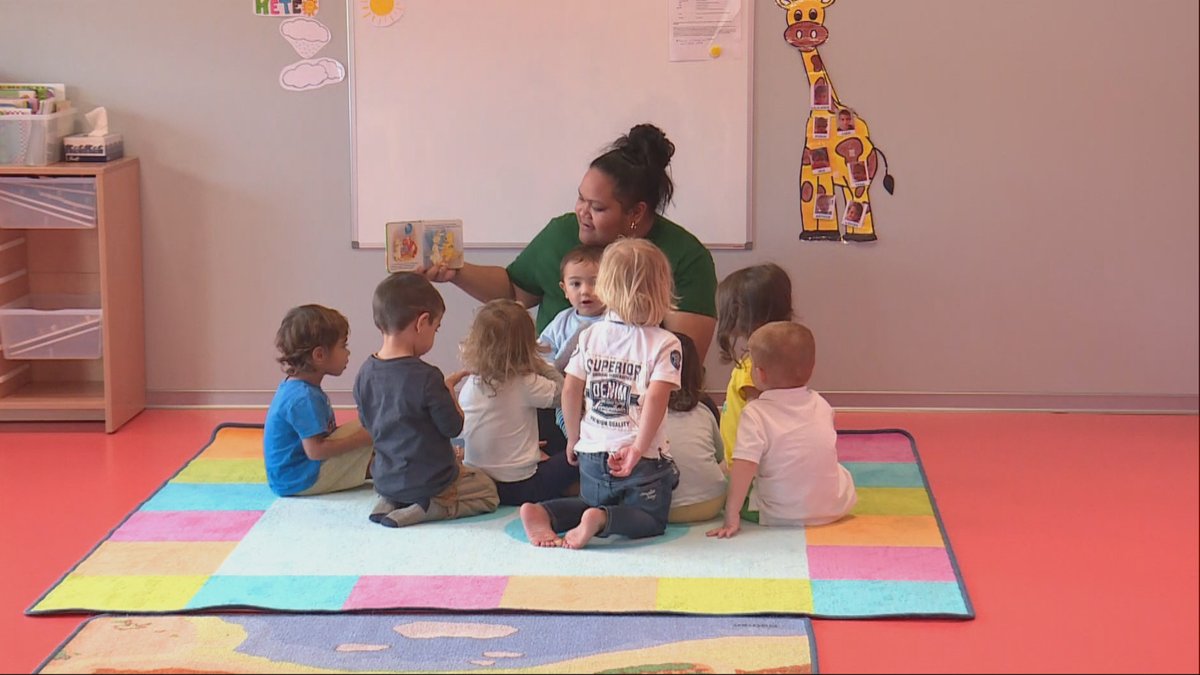 ncla1ere's tweet image. Chaque année, une dizaine de femmes sont formées pour pouvoir accueillir des enfants à leur domicile à Koné en #nouvellecaledonie. Des futures aides maternelles qui ont eu l'occasion de visiter la toute nouvelle crèche de la commune ce vendredi. la1ere.francetvinfo.fr/nouvellecaledo…