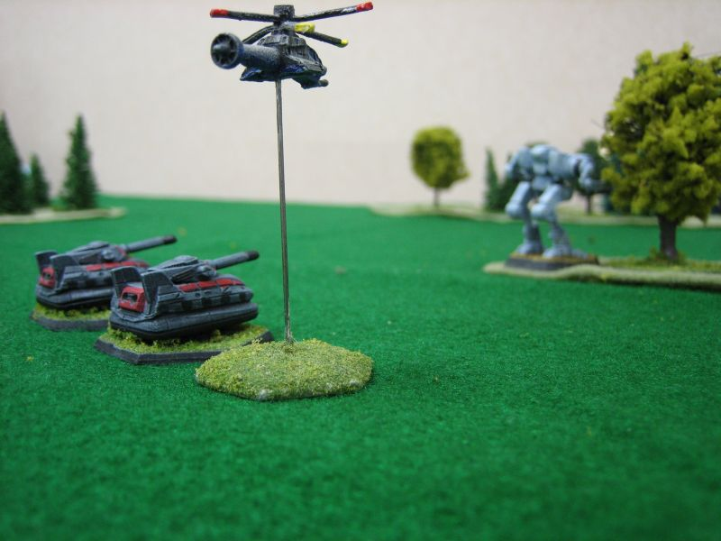 To provide close-in protection against targets that cannot be effectively engaged within the minimum range of the SarLon, the Warrior mounts a TharHes SRM-4 rack.