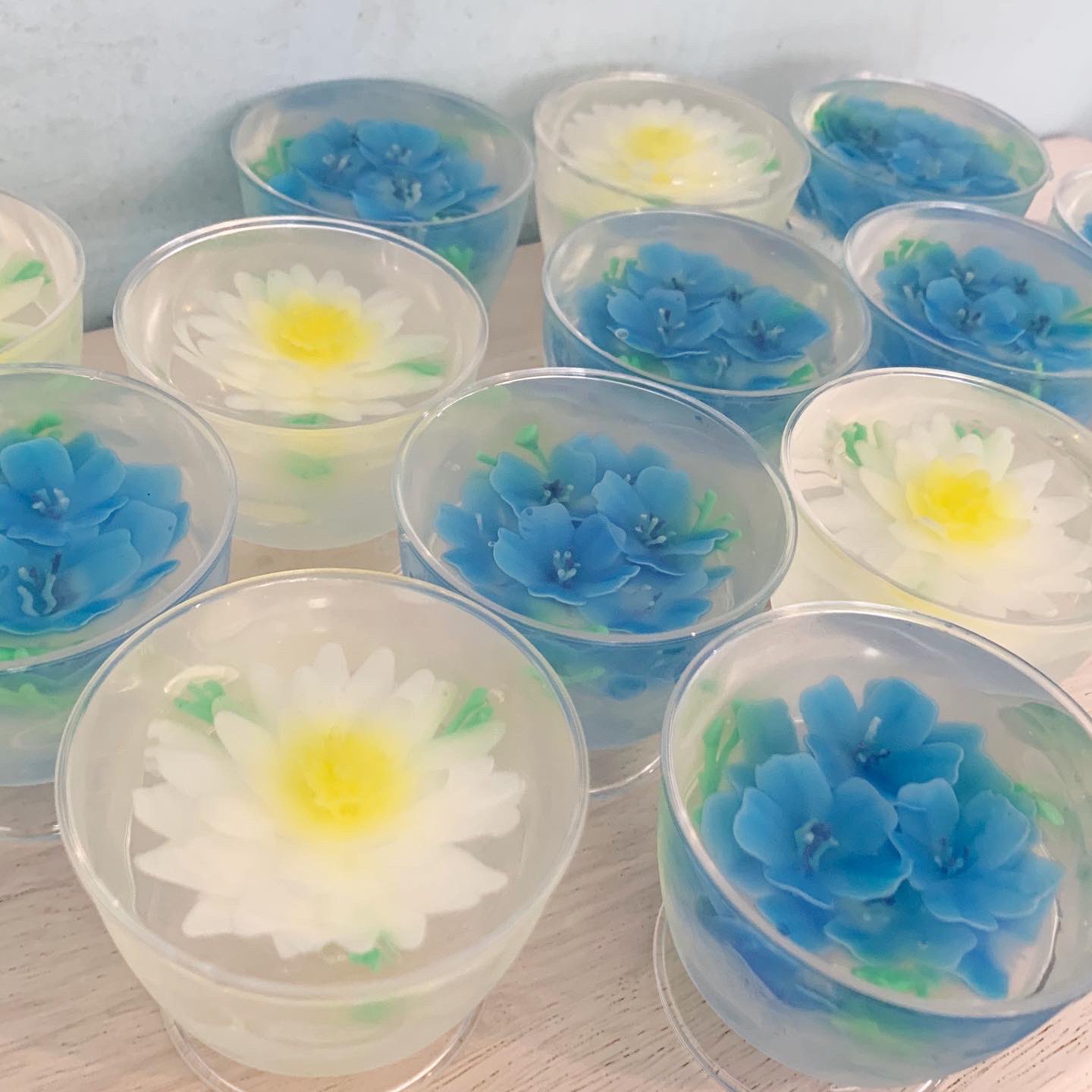 Twitter 上的 Moi Kkaモイッカ 今日のフラワーゼリーは ネモフィラとマーガレットです 写真にはありませんが ピンクのお花も少量ご用意しています フラワーゼリーは不定期登場ですので 見かけましたらぜひお試しくださいませ 1グループ様2つまでご購入頂けます