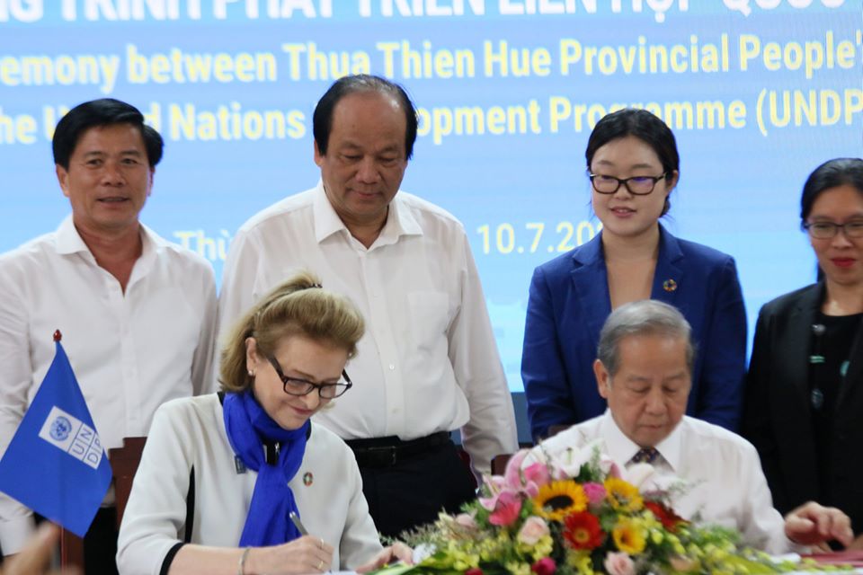 Congratulations to MoU signing between UNDP and #Hue City in Viet Nam, opening new directions of cooperation towards #GreenRecovery, #innovation and #digitalization! 

#smartcity #sustainablecity #emobility #climatebusinessindex @CBI_Vietnam @UNDPClimate @UNDP_innovation