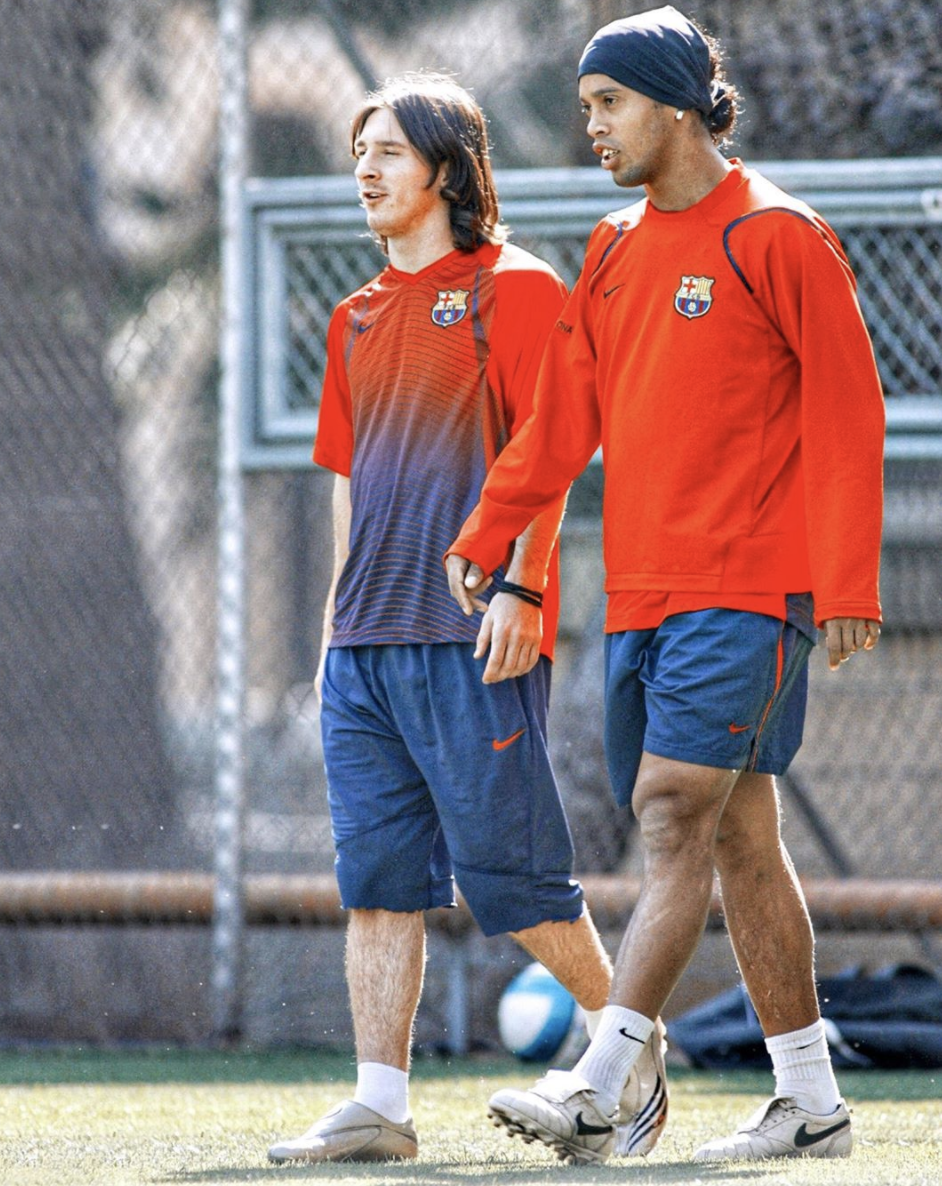 futtmais's tweet photo. "Quando o Barcelona veio para Los Angeles, Ronaldinho, que era um grande amigo meu, me disse: 'Vou te apresentar ao cara que vai se tornar o melhor jogador da história.' Era um garoto de 19 anos chamado Messi"

- Kobe Bryant https://t.co/h8cYc26DRR