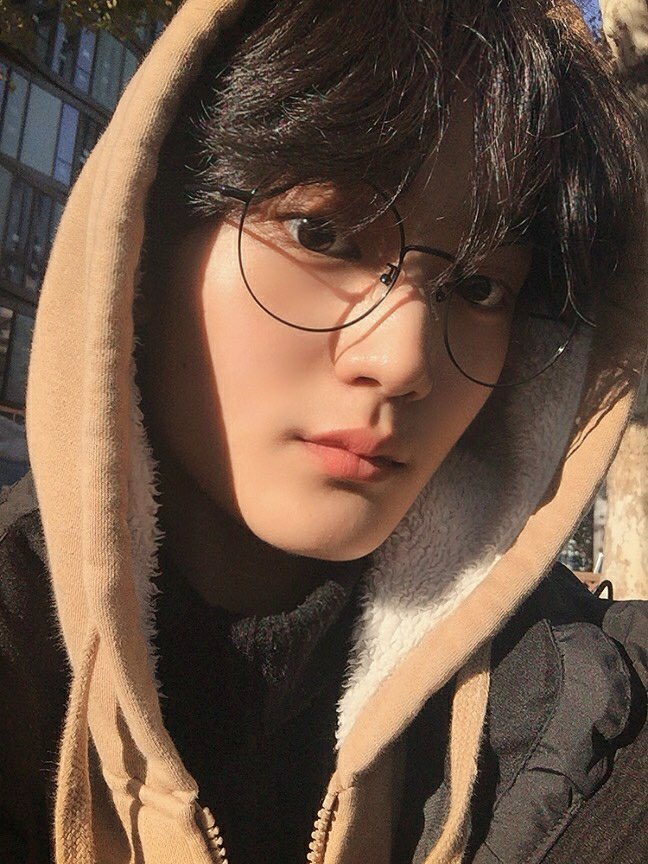갤러리 보면서 발견한 연습생시절 태영이!!! 😋 겨울이라 옷이 보기만 해도 덥네요ㅎ 

#태영 #연습생시절 #안경은_똑같은거 ><