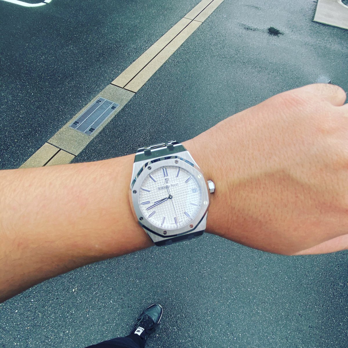 Watch_Bear_'s tweet photo. 雨上がりに白が爽やかなロイヤルオーク。
#AP #audemarspiguet #royaloak #オーデマピゲ #ロイヤルオーク #15500st https://t.co/kWFadI4AhN