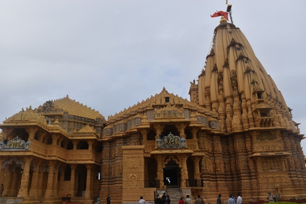 CMOGuj's tweet photo. મુખ્યમંત્રીશ્રી વિજયભાઈ રૂપાણીએ આજે પ્રસિદ્ધ સોમનાથ જ્યોર્તિલિંગ ખાતે દર્શન-પૂજન કરીને ગુજરાત સહિત સમગ્ર વિશ્વને કોરોના મહામારીમાંથી મુક્ત કરવાની પ્રાર્થના સાથે સૌના મંગલની કામનાઓ કરી હતી. તેમણે કહ્યું કે લૉકડાઉન બાદ સોમનાથ દાદાના ચરણમાં શીશ ઝૂકાવવાની તેમની ઈચ્છા આજે પૂર્ણ થઈ છે. https://t.co/JJ18xXaICc