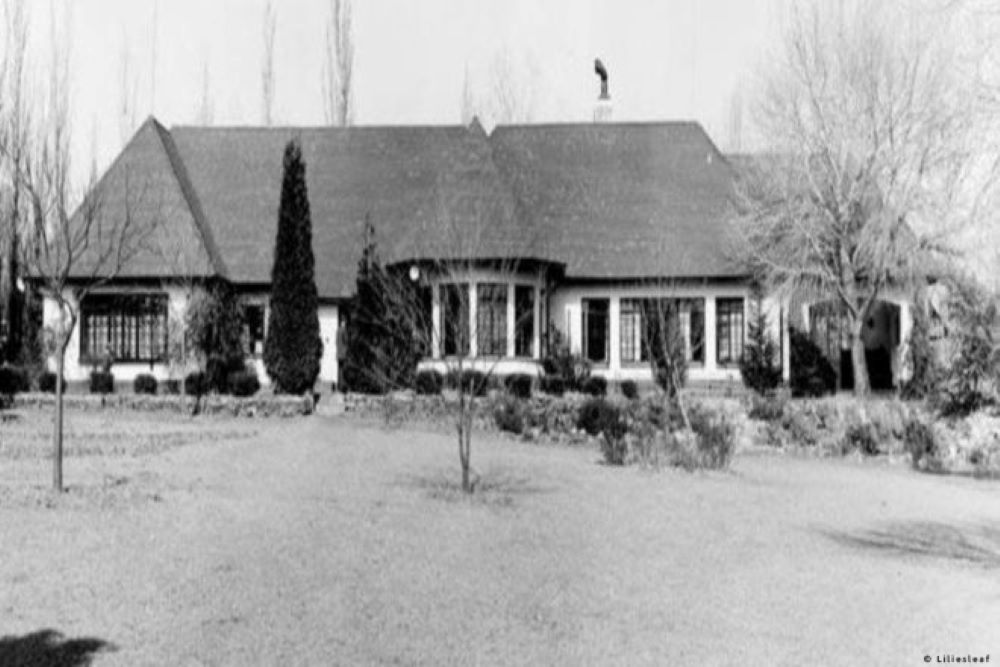 NelsonMandela's tweet image. On this day, 11 July 1963 Police raid Liliesleaf Farm in Rivonia and arrest members of the High Command of Umkhonto weSizwe; #NelsonMandela is already serving a five-year jail sentence