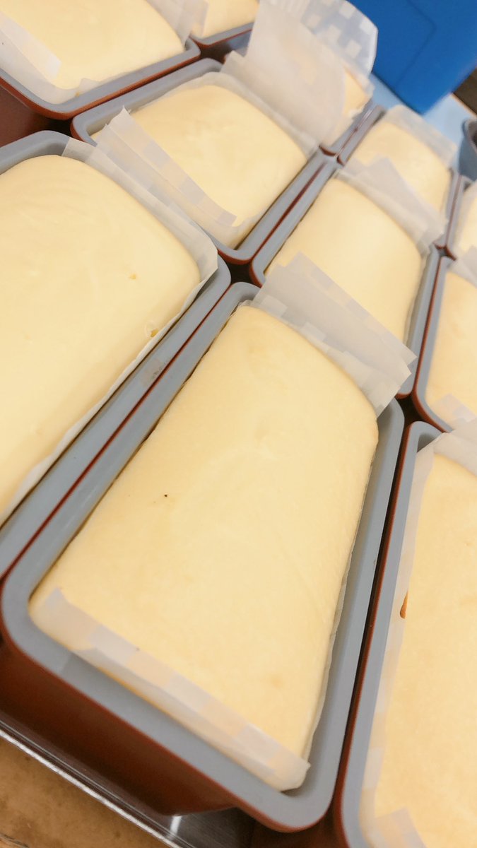 近江屋洋菓子店 フランス産クリームチーズにスイス製のチョコレート フレッシュな生搾りレモンがたっぷりの今の時期にぴったりのチーズケーキです