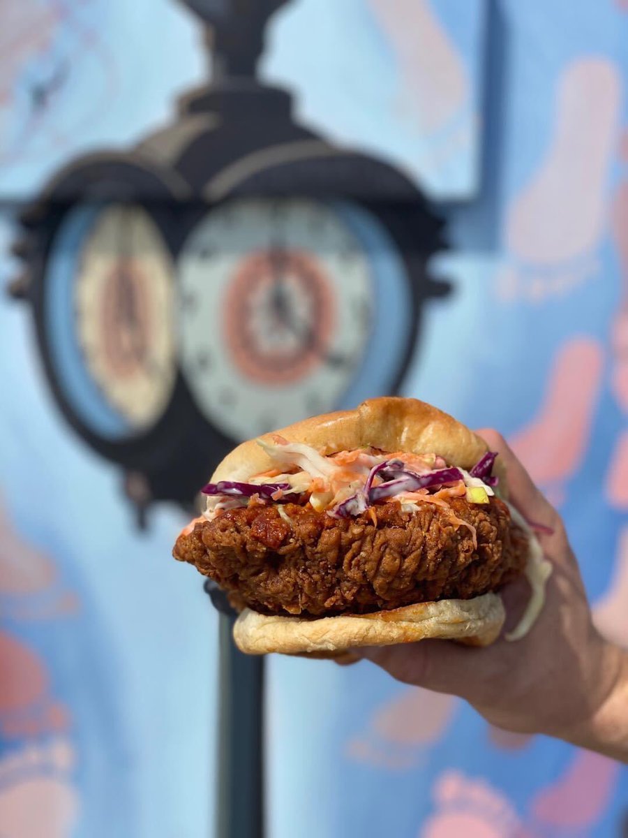 CarnivalCafe1's tweet photo. Happy Friday Calgary!  If your out and about make sure to come down and try out our CHICK-N-BOOM sandwich!  But make sure your hungry because it’s BIG!
.
Chick-n-Boom combo with hand cut fries and a fresh squeezed lemonade 🍋 
$13.00
#calgaryeats #yyceats #yyc https://t.co/hZ2JUMzti5