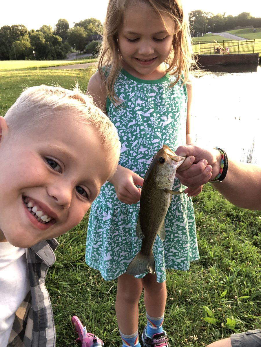 Derek2_brown's tweet photo. Everly’s first bass 💥 🐟 #firstbass #GirlsWhoFish @MicaBrown12 https://t.co/sFRvZ6VFcD