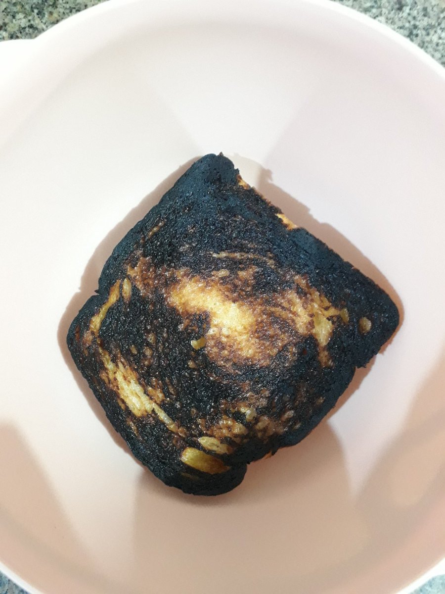 shpshif's tweet image. acho que queimei meu pão...