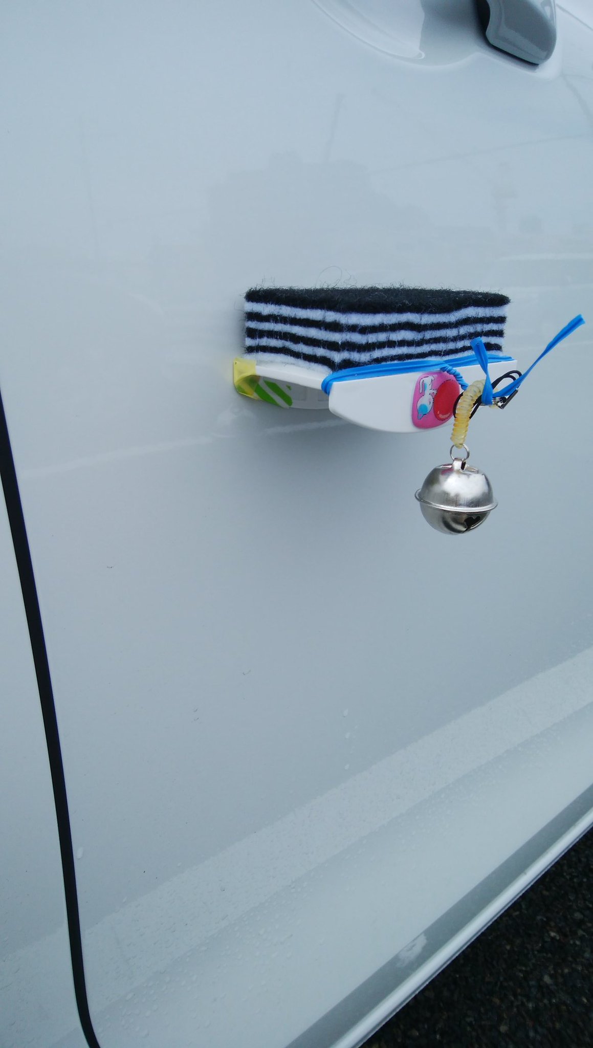 けいけい 車にイタズラ2 ドアパンチ対策ね ちょっとした汚れもサッと拭けるからね