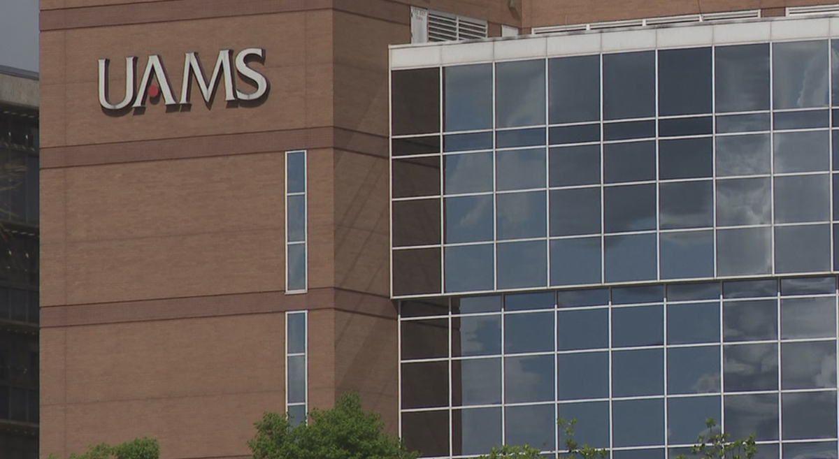 KATVNews's tweet photo. NEW: Chancellor Cam Patterson said the UAMS intensive care unit is completely full
https://t.co/8cZtu6Dnsx https://t.co/wXs8SvsNIl