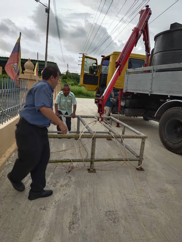 JKRLabuan's tweet photo. JKR Wilayah Persekutuan Labuan menghantar tangki-tangki kosong ke Surau Annur Rahim Kampung Sungai Buton pada 10/7/2020. #TeamworkSpirit #NBOS https://t.co/sMVb7BglPY