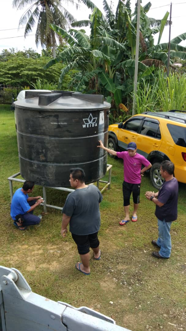 JKRLabuan's tweet photo. JKR Wilayah Persekutuan Labuan memberi bantuan kepada JBA Labuan untuk pengagihan air dan penempatan tangki-tangki di lokasi strategik sekitar WP Labuan pada 11/7/2020. #TeamworkSpirit #NBOS https://t.co/viSd1WAnH8