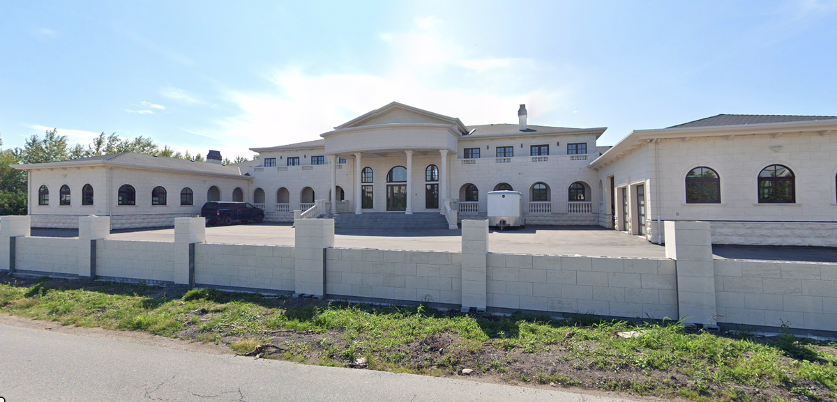 mortimer_1's tweet photo. Go big or go home... this monstrosity on Ag Land can be yours in Richmond..

Asking $21,980,000

9431 No. 6 Road, Richmond

As featured in this Globe &amp; Mail story
https://t.co/g3qYwv9S4b

"The property is owned by Wenli Shan and Liqiu Leng, an investor couple from China"

#vanre https://t.co/J73k118syM