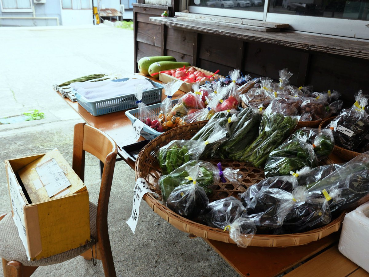 deepjapan_en's tweet photo. It is amazing how honest people living in Japan can be. Here is a roadside shop in Yuzawa with no salesperson, all you have to do is take what you desire and put the amount it cost in the box in front of the merchandise. https://t.co/43bQ5t8Ahs