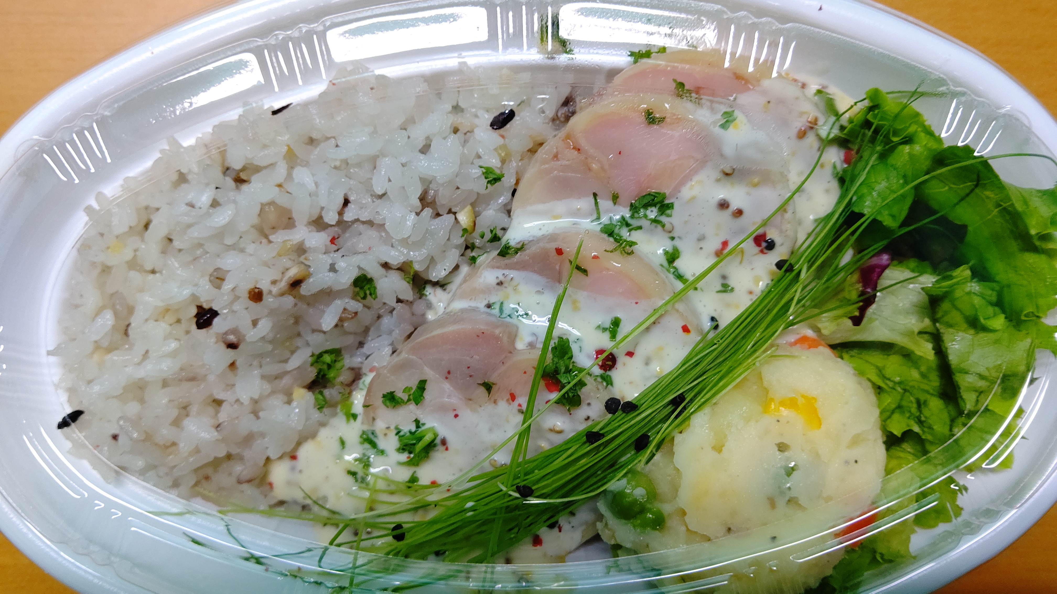 プチパリ商店会 ビストロmura のお弁当 パロティーヌ 鶏の詰め物 と 豚ロースのカスレ 豆のトマト煮 です ボヤボヤ生きてると出会わなそうなフレンチをお弁当で頂けるとは Muraさんに感謝です 中野 駅前 中野通り お弁当 美味しい きれい