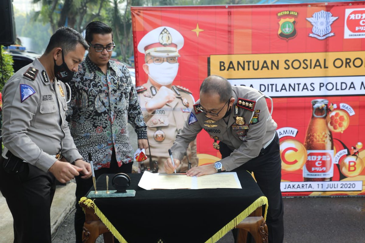 TMCPoldaMetro's tweet photo. Dir Lantas Polda Metro Jaya Kombes. Pol. Sambodo Purnomo Yogo, S.I.K., M.T.C.P. menghadiri kegiatan Penerimaan bantuan berupa Vitamin C, B, dan Madu (Minuman Oronamin C) kepada jajaran Dit Lantas PMJ https://t.co/MXmnREjMdw