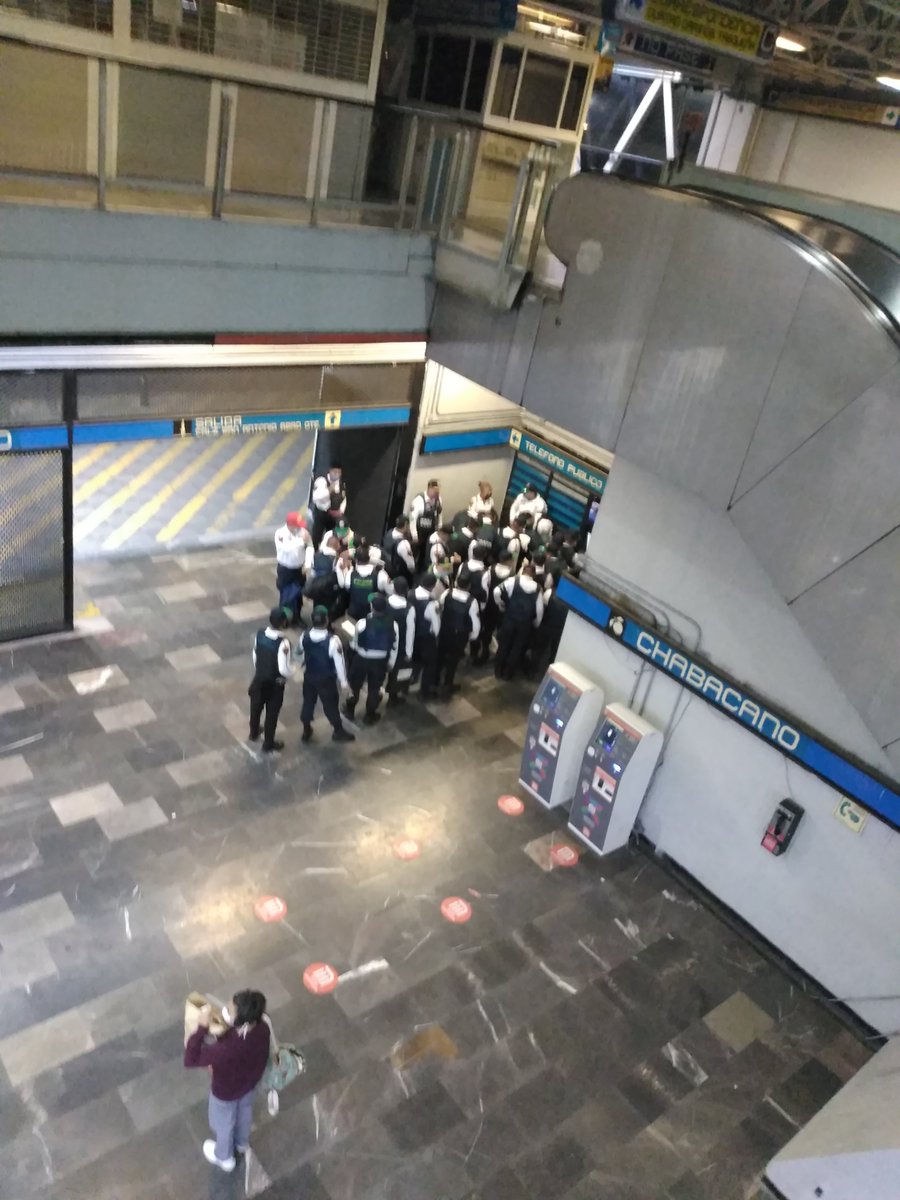 JAZDONATT's tweet photo. @Claudiashein @MetroCDMX  Y la sana distancia?? En estos momentos, metro Chabacano, línea azul https://t.co/8iI4itUfI6