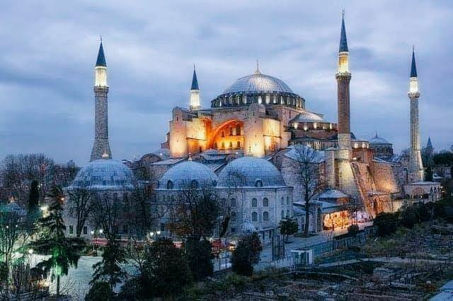 HTRiyaz1's tweet photo. Hagia Sophia. Istambul, Turkey 
#तुर्की के न्यायपालिका द्वारा 1934 से  चल रहे ���क कानून के तहत हागिया सूफिया को एक संग्रहालय के रूप में रद्द करने के बाद आधिकारिक तौर पर इसे मस्ज��द में बदलने के फैसले से खुश होकर लोग इस्तांबुल में "हागिया सोफिया" के सामने खुशी का इजहार करते हुए https://t.co/Fk2NgtyEsg