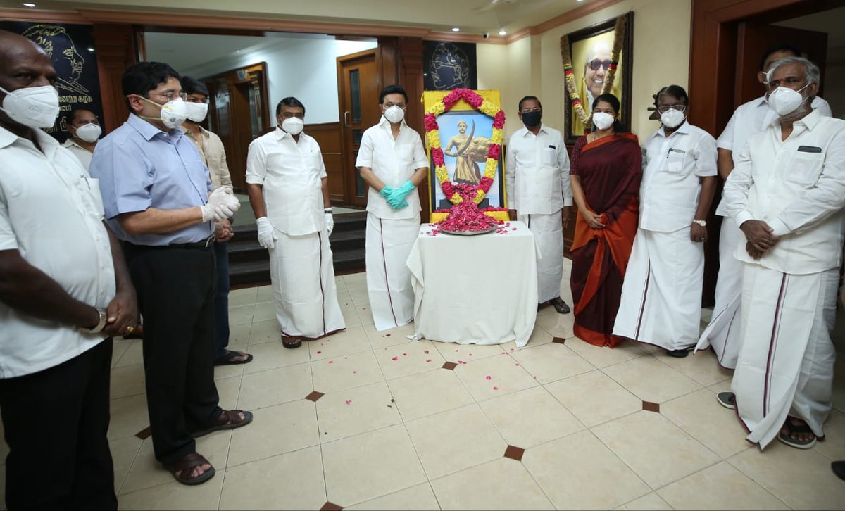 mkstalin's tweet photo. பீரங்கியால் துளைக்கப்படும் நிலையிலும் வெள்ளையருக்கு மண்டியிடாத மாவீரன் அழகு முத்துக்கோன் வீரமரணம் எய்திய தியாகத் திருநாள் ஜூலை 11.

அடிமைத்தனத்தை எதிர்த்து - உரிமைகளைக் காப்பதற்கான போர்க்களத்தில் மடிந்த மாவீரன் அழகு முத்துக்கோனின் தியாக  நினைவினை என்றும் போற்றிடுவோம்! https://t.co/XWAibcOxbC