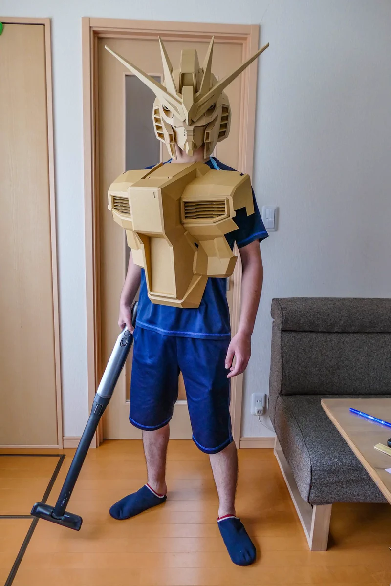 寝起きの息子を捕まえてガンダムのコスプレ！？…って寝起きに見えないんですけどｗｗ