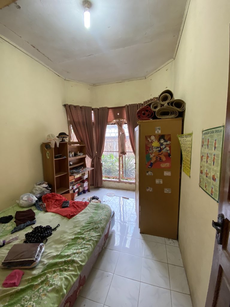 Karena selama pandemi gue gak bisa traveling, daripada suntuk dirumah gak bisa jalan-jalan, gue mencoba untuk renovasi kamar yang udah jadi gudang (buku, pakaian, dll). Mari kita bahas detail, dari biaya dan tempat beli furniture nya ya!