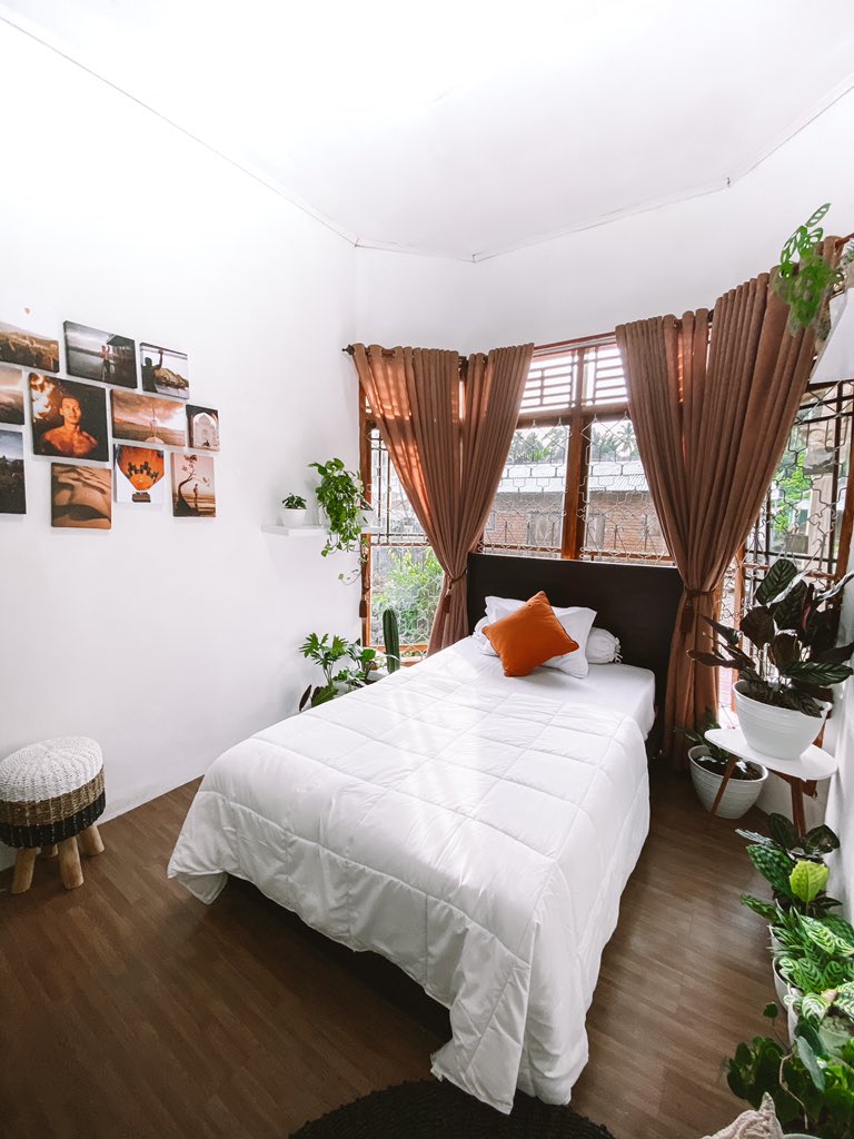 Karena selama pandemi gue gak bisa traveling, daripada suntuk dirumah gak bisa jalan-jalan, gue mencoba untuk renovasi kamar yang udah jadi gudang (buku, pakaian, dll). Mari kita bahas detail, dari biaya dan tempat beli furniture nya ya!