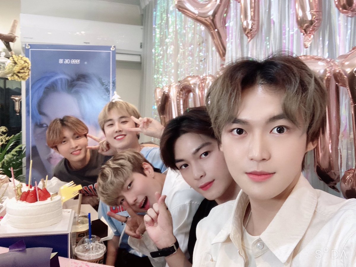 TinyGyeomie's tweet photo. Espero que puedan ayudar a Seven O'clock ya que aunque no es un grupo muy reconocido la está pasando muy mal y el fandom también. #Respect7OC https://t.co/3wajmLtk7d