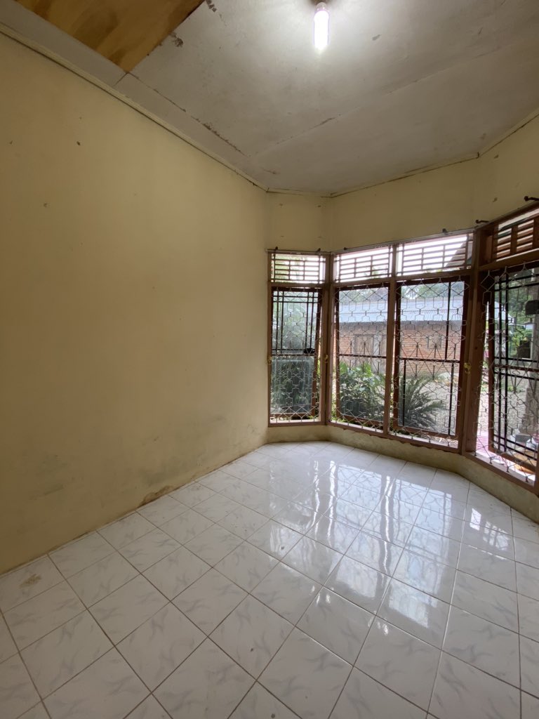 Untuk ukuran kamar itu kurang dari 3x4 m . Oh ya ini tahap pengosongan kamar sebelum dicat ulang. Untuk warna cat dinding sebelumnya itu kuning.