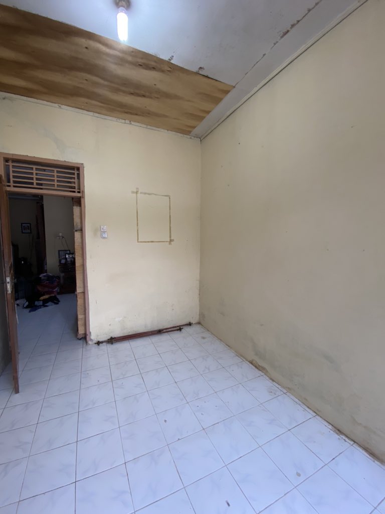 Untuk ukuran kamar itu kurang dari 3x4 m . Oh ya ini tahap pengosongan kamar sebelum dicat ulang. Untuk warna cat dinding sebelumnya itu kuning.