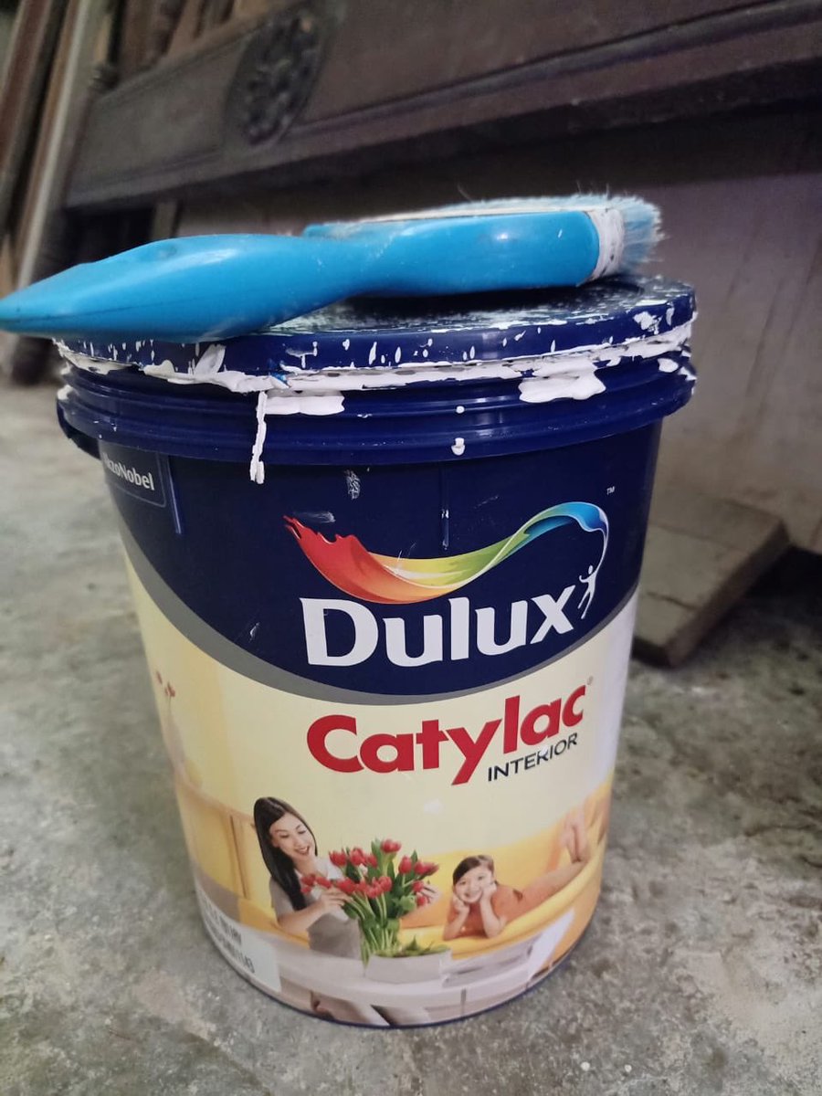 Trus untuk catnya gue beli yang Dulux Catylac warna putih, untuk harga nya Rp 550.000 (2 kaleng plus kuas). Perlu 2 kali pengecatan biar lebih bagus. Dan habis 2 kaleng cat ini.