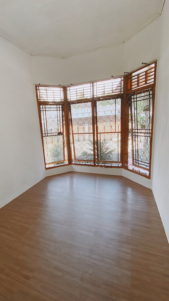 After itu gue pasang Vinyl buat lantainya. Biar terlihat astetik. Biayanya untuk 12 meter persegi itu Rp 2.480.000 (include upah pasang).Bagi yang stay di Sumatera Barat, gue beli nya via instagram //istanawallpaperpadang //