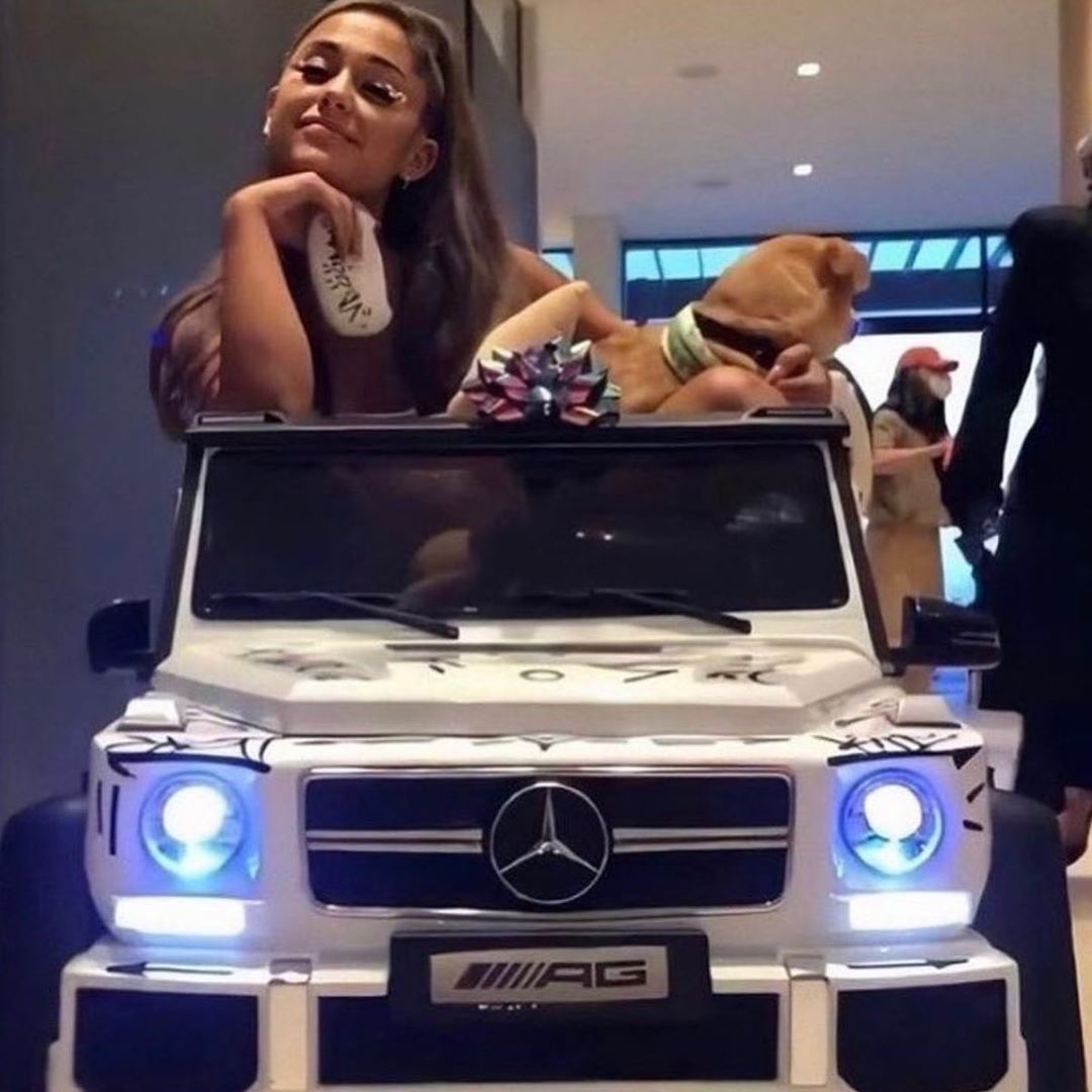 ariana grande being the tiniest person; a thread