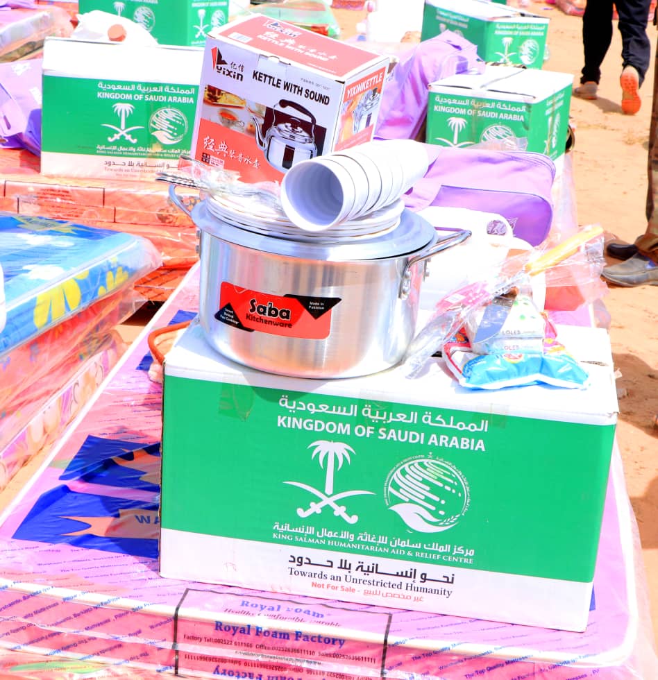 NDRASOMALILAND's tweet photo. @KSRelief and @NDRASOMALILAND
 Distribute food, mattresses, blankets and NFI to 400 families in the camp of Nasa hablood in Hargeisa.
the people of the camp who had burned down their homes before
The chairman of NDRA speaking his voice and the voice of NDRA thanked the 
@KSRelief https://t.co/K1zLvbP2ae