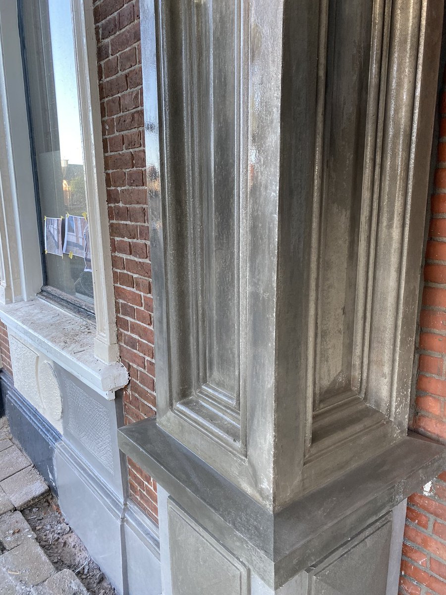 DanielOudman's tweet photo. Voldaan, na een week hard werk samen met collega Hemmo lich en voldaan gevoel. Door verzakkingen aan dit monumentale pand hebben wij de sporen na versterking gewist. De trasraam wordt nog afgewerkt!#metselen #4mallen #versterking #restauratie #stukadoor #oudman #monument #erfgoed https://t.co/IrVEojSQD1