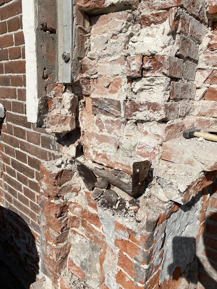 DanielOudman's tweet photo. Voldaan, na een week hard werk samen met collega Hemmo lich en voldaan gevoel. Door verzakkingen aan dit monumentale pand hebben wij de sporen na versterking gewist. De trasraam wordt nog afgewerkt!#metselen #4mallen #versterking #restauratie #stukadoor #oudman #monument #erfgoed https://t.co/IrVEojSQD1