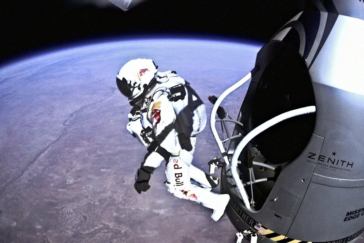 Project ni nama dia “RedBull Stratos” project ni epic dia sumpah gila punya epic. Dia ikat Felix Baumgartner dekat ballon helium lepastu terbang kan dia sampai atmospehere. Around 39km atas langit ya. Ni memang “terbang atas langit!” Lepastu dia freefall selama 4min20sec!