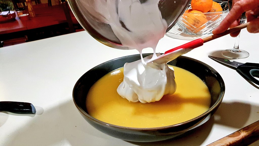 Spread the meringue onto the filling.