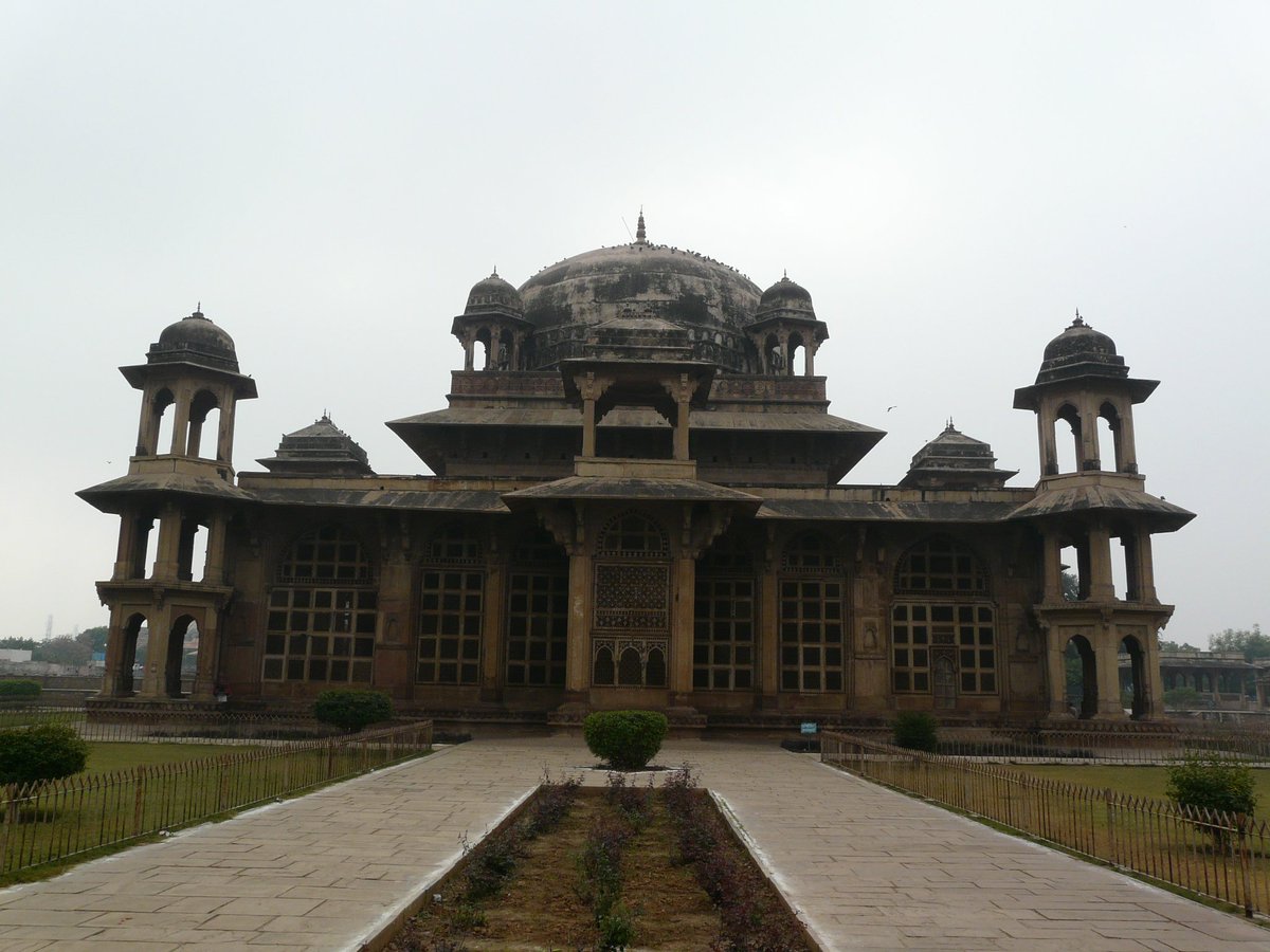 Sufi saint Muhammad Ghaus helped Babur to capture the Gwalior fort in 1526 AD. The Dargah of Sufi Muhammad Ghaus in Gwalior MadhyaPradesh is a Hindu temple. #ReclaimTemples