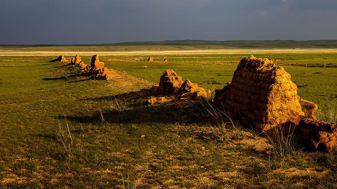With the wealth and power they received from Mongol (Yuan-dyn) rulers, Onguds built a splendid city (Olon Süme) in their homeland on the Mongolian grassland. In the ruins of the city, archaeologists uncovered foundations of a palace and a grand Nestorian or Roman Catholic church.