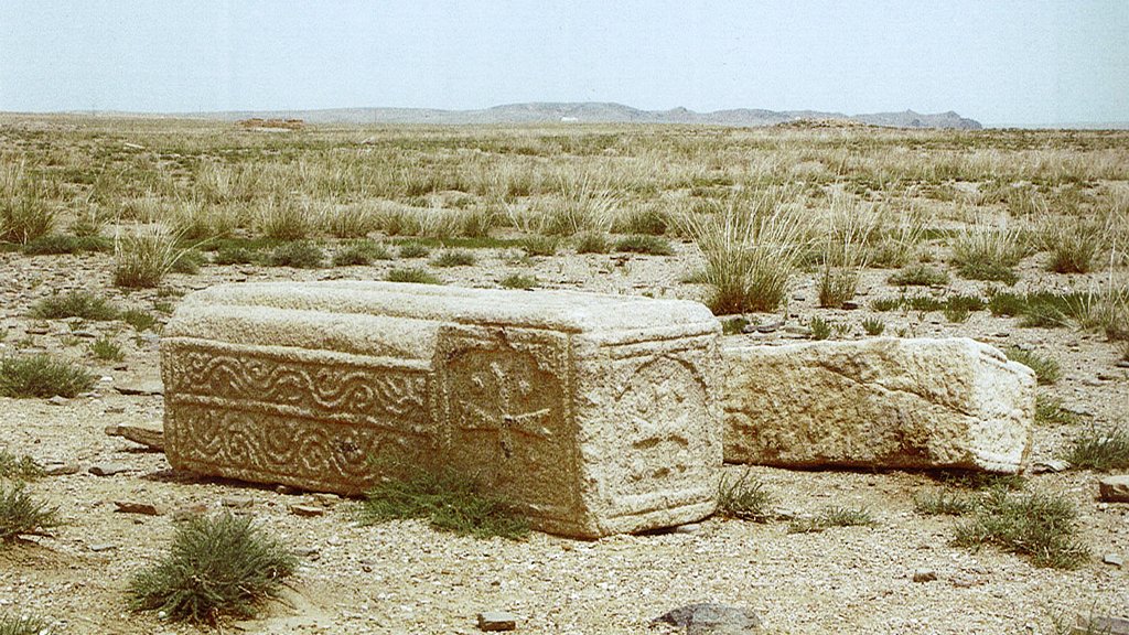 Christian cemeteries with altogether hundreds of tombs were found close to the city & nearby settlements. The tombs contain, or marked by, stones carved with crosses & inscriptions in Syriac, Mongolian, sometimes Chinese. Though heavily looted, they yielded some gorgeous Items.