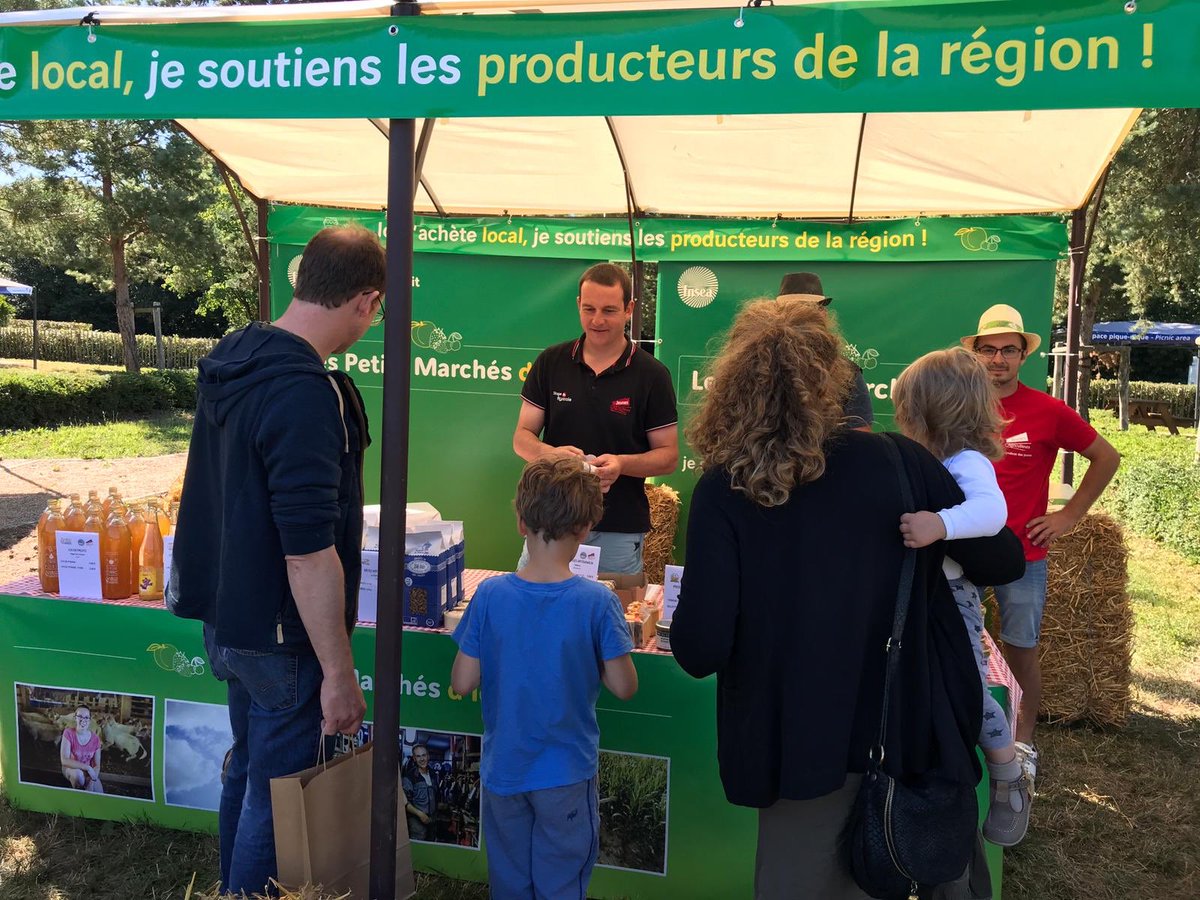 VINCIAutoroutes's tweet photo. Le petit marché d’ici de l’aire des Montilets sur @A11Trafic vous accueille pour emporter miel, jus de pommes, fromages, pâtes artisanales... proposés par leurs producteurs du Maine et Loire ! https://t.co/LLbd0fH6SV