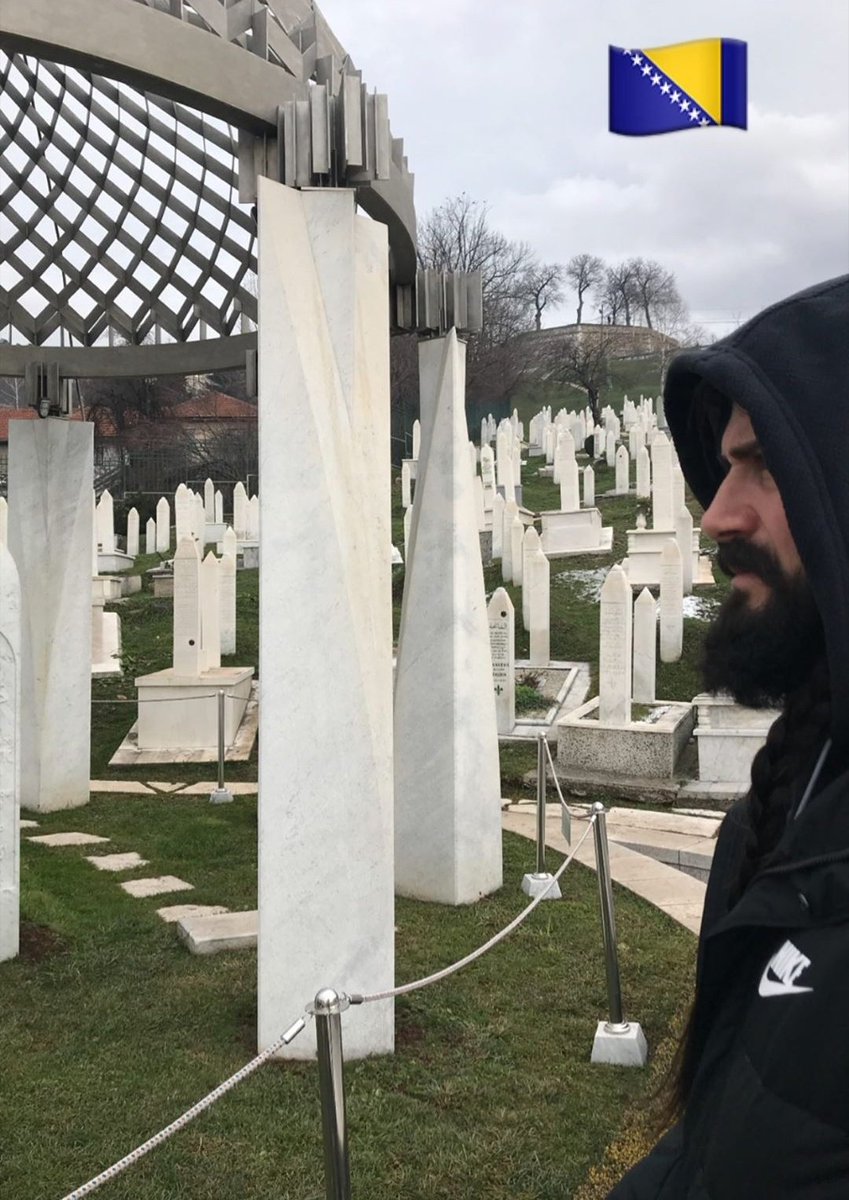 25 yıl önce bugün insanlık tarihinin gördüğü en büyük katliamlardan biri olan #Srebrenitsa Soykırımı gerçekleşti.

“Bizi toprağa gömdüler fakat tohum olduğumuzu bilmiyorlardı.”
Aliya İzzetbegoviç