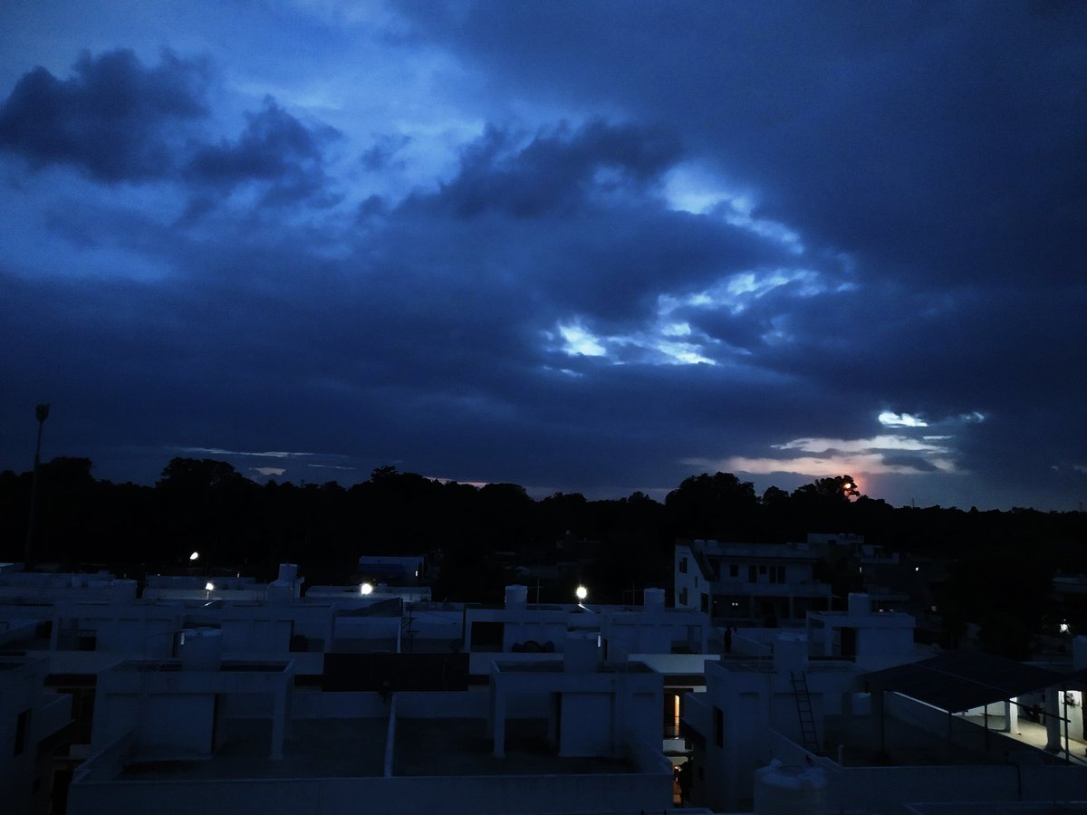 isomyaroy's tweet photo. The night sky was black like ...lost somewhere..it was the promise of life in the darkness..the night sky is such a welcome sight appearing like magic.we looked up the blanket of clouds covering the beautiful sky☁️✨. https://t.co/gYcsRByQXR