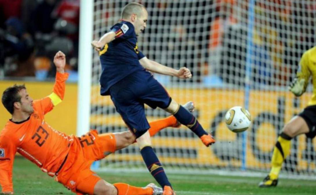 10 AÑOS de las vuvuzelas, de Shakira cantando Waka Waka, del pulpo paul, del gol de Iniesta, de Iker levantando el mundial... eramos tan felices y no lo sabiamos #campeonesdelmundo